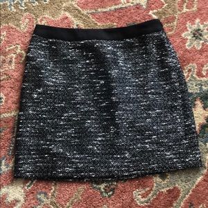 Cute! Skirt black white tweed size 6 banana rep